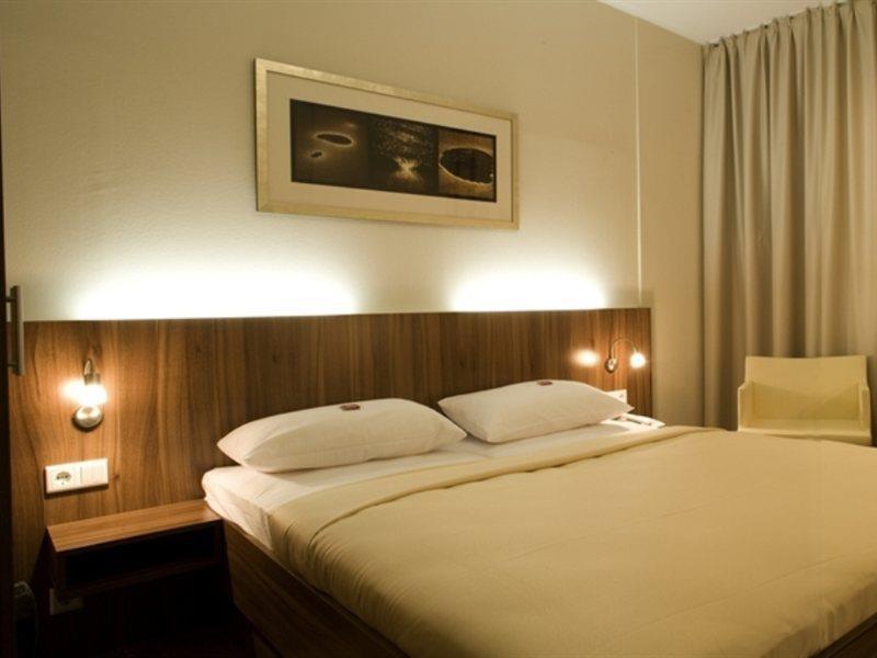 B&B Hotel Berlin City-Ost Экстерьер фото